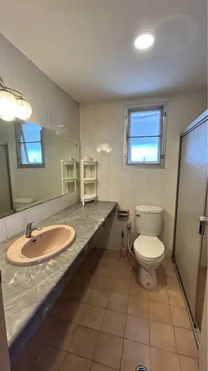 spacious beachfront house for sale at  Jomtien Yatch Club 1 construction was completed in 1990. Jomtien Yatch Club 1 at Na Jomtien, Sattahip has the following facilities: Swimming pool, Security and Car park.