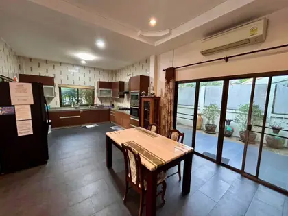 pool villa Jomtien with Bangkok are about 1.5 hour away. has the following facilities: Swimming pool, Gym, Security, Car park, Sauna, Concierge and Hot Tub. 