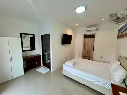 pool villa Jomtien with Bangkok are about 1.5 hour away. has the following facilities: Swimming pool, Gym, Security, Car park, Sauna, Concierge and Hot Tub. 