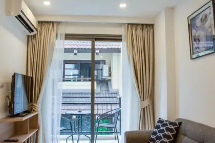  1 bed condo Pratumnak  with contemporary furnishings and interiors. featuring a communal pool, well-equipped fitness, sauna, spa, charming steam room, and Jacuzzi.