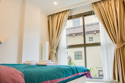  1 bed condo Pratumnak  with contemporary furnishings and interiors. featuring a communal pool, well-equipped fitness, sauna, spa, charming steam room, and Jacuzzi.