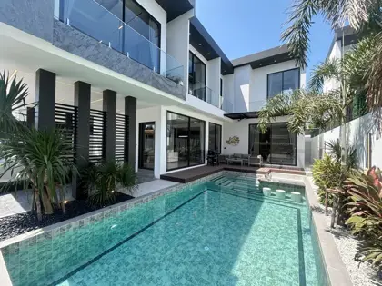 Luxurious Pool Villa Thepprasit Road