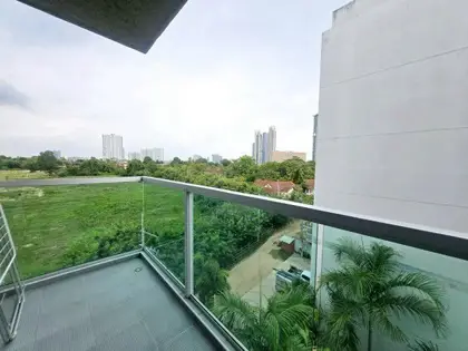  1 bed condo Wongamat with Well Equiped  fitness room on the rooftop that offers great sea and city views.  There are also 2 large communal pools on the ground floor.