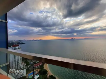 2 bed condo at Palm beachfront condominium with sea views of Pattaya Golf, and  beach frontage.  fully furnished with the balcony for panoramic sea view