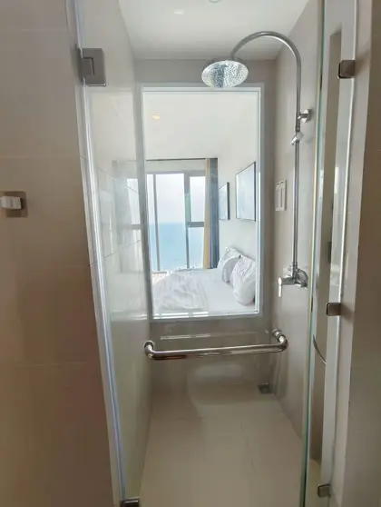 Riviera Jomtien Studio for sale luxury condominium with a  full range of facilities with children's playground, rooftop pool with sunbeds, and a communal gym, allowing commune overlooking sea view. The project is 200 meters close to Jomtien Beach