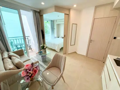 1 bed Condo at Olympus City Garden luxury condominium  in the center of Pattaya, many restaurants , Pattaya Beach, Pratumnak Hill Viewpoint, with fountains, pools,  communal gym