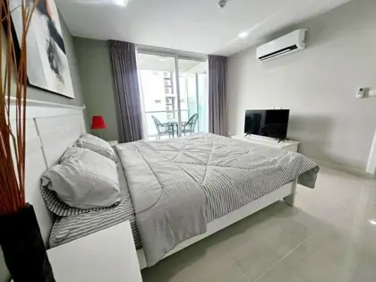  1 bed condo Wongamat with Well Equiped  fitness room on the rooftop that offers great sea and city views.  There are also 2 large communal pools on the ground floor.