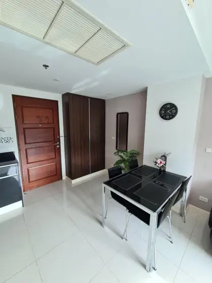 Axis Pattaya  2 bed Condo offers a new experience of serenity. The project is situated in the upper class business district, with tourist attractions,  Central Festival Pattaya Beach,