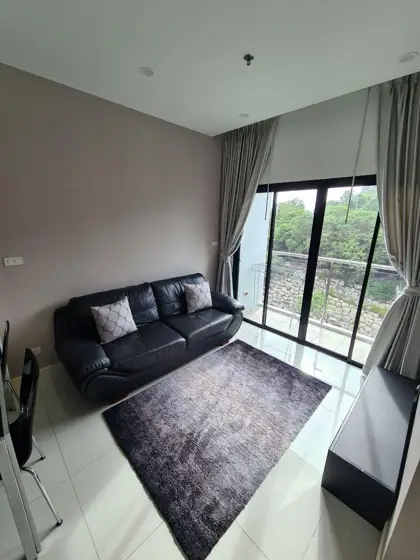 Axis Pattaya  2 bed Condo offers a new experience of serenity. The project is situated in the upper class business district, with tourist attractions,  Central Festival Pattaya Beach,
