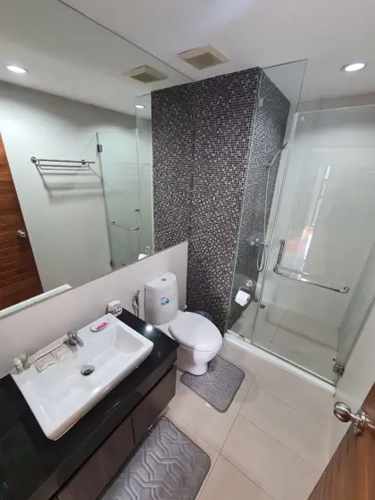 Axis Pattaya  2 bed Condo offers a new experience of serenity. The project is situated in the upper class business district, with tourist attractions,  Central Festival Pattaya Beach,