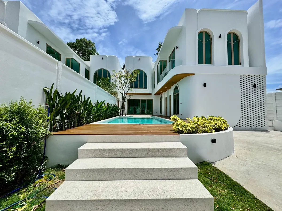 Pool villa located on Jomtien 2nd Road.5 Bedroom for sale