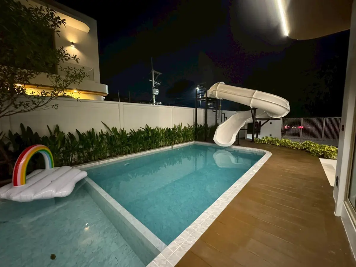 Pool villa located on Jomtien 2nd Road.5 Bedroom for sale