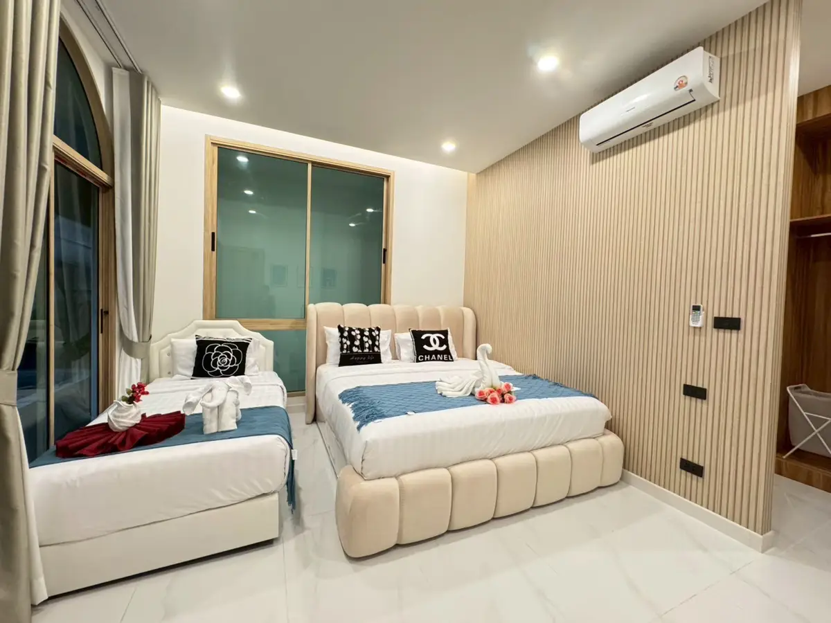 Pool villa located on Jomtien 2nd Road.5 Bedroom for sale