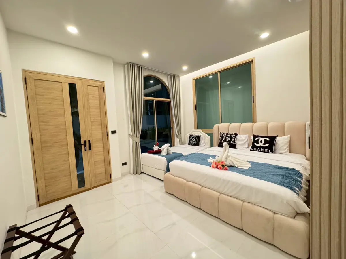 Pool villa located on Jomtien 2nd Road.5 Bedroom for sale