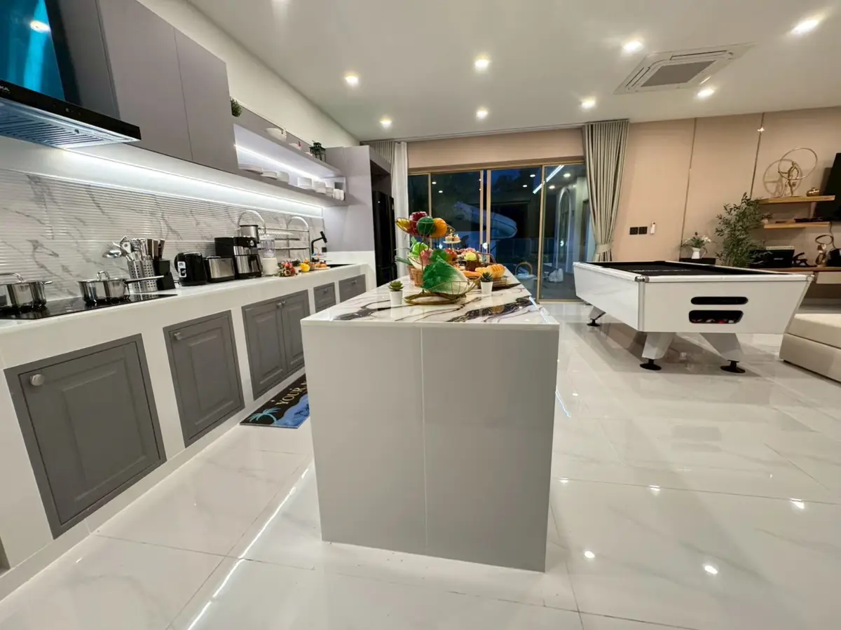 Pool villa located on Jomtien 2nd Road.5 Bedroom for sale