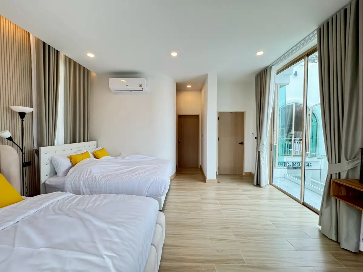 Pool villa located on Jomtien 2nd Road.5 Bedroom for sale