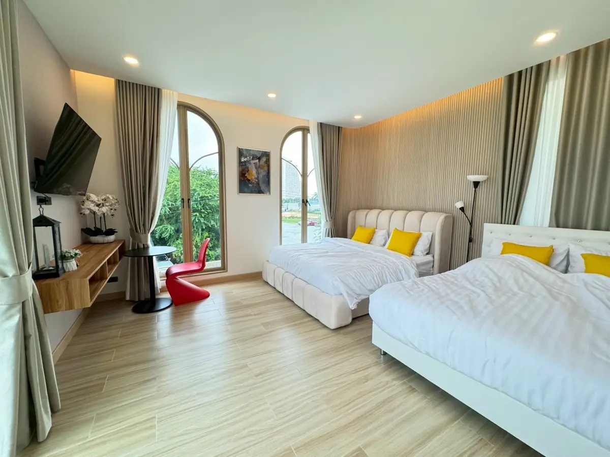 Pool villa located on Jomtien 2nd Road.5 Bedroom for sale