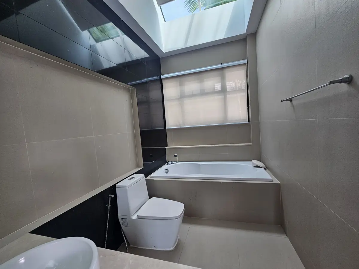 Baan Dusit Pattaya Lake 4 Bedroom for sale