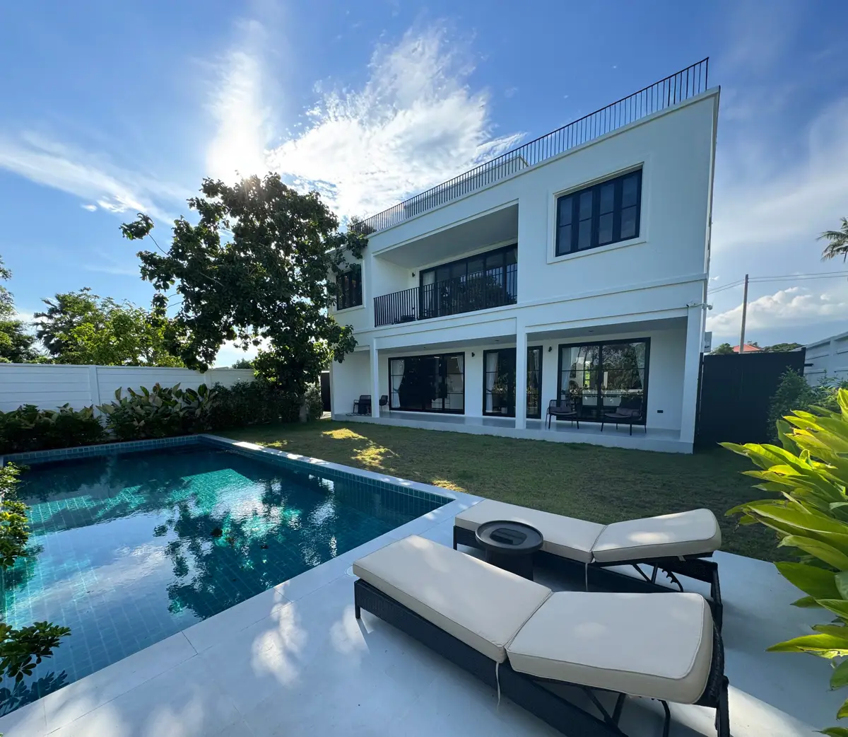 House near the edge of Mab Prachan Reservoir 6 Bedroom