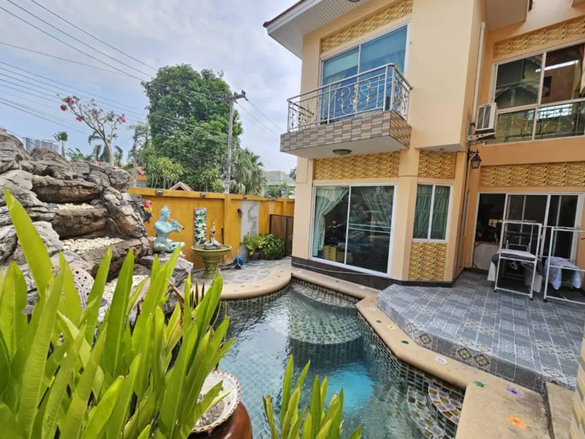 3-storey house near Rom Pho Market 5 Bedroom for sale