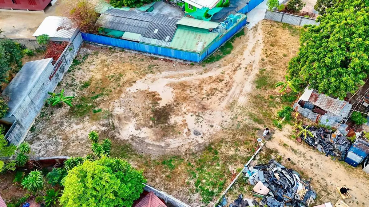 The land is located in the Nongprue community area, 808 sq m.