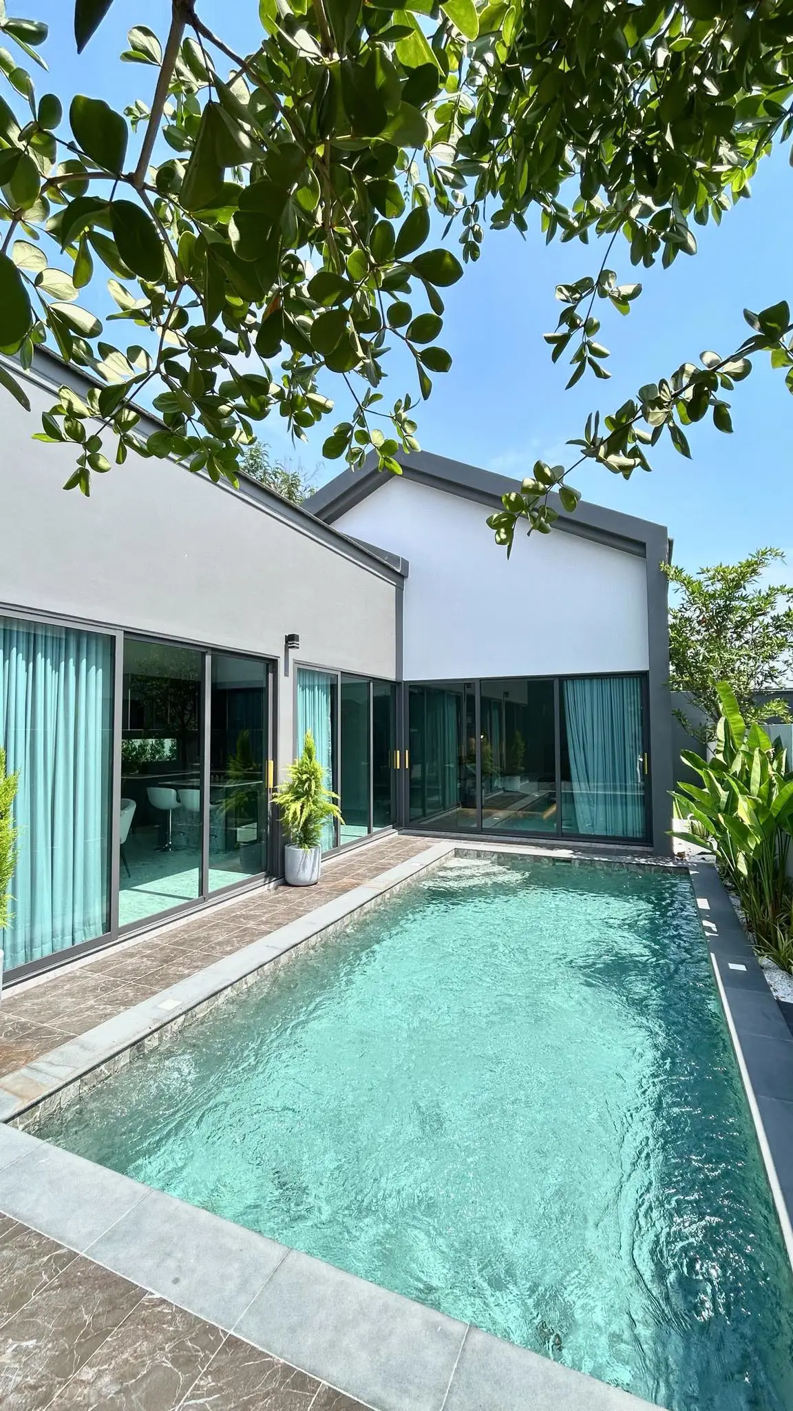 Pool Villa Pong ( Mabprachan Lake )