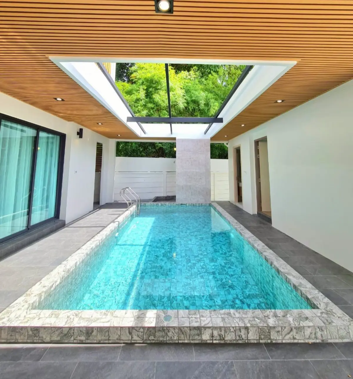 2-storey modern pool villa Soi Chaiyapruk 4 Bed