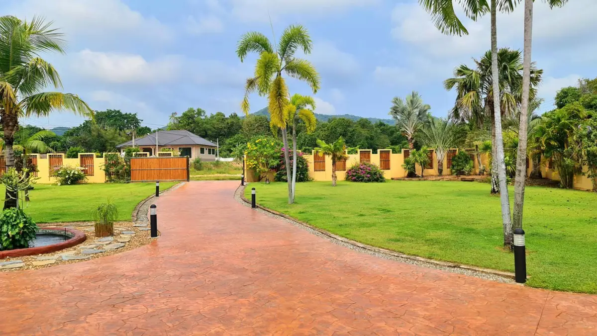 Pool Villa in Sattahip 2354.9 sqm 6 Bedroom