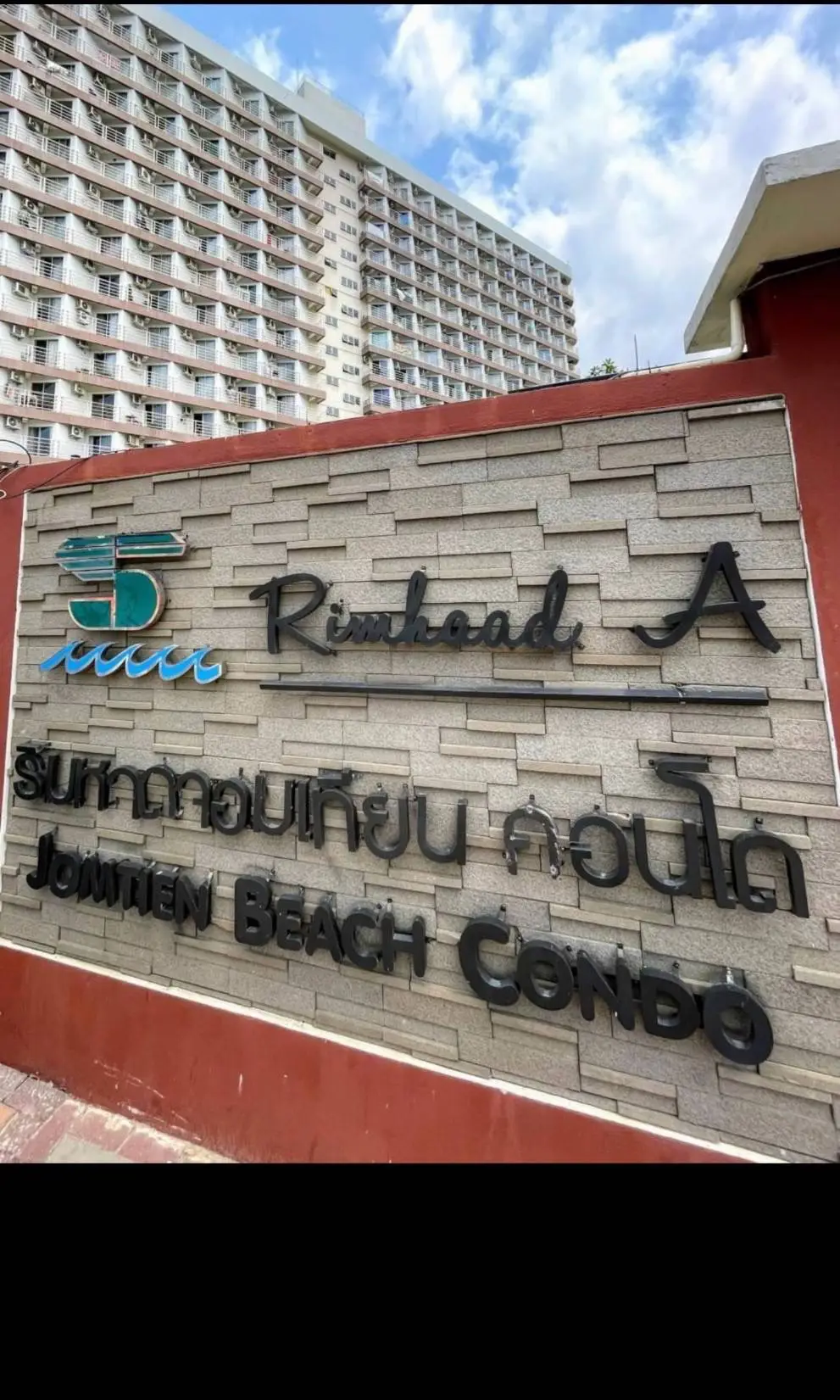 Studio for sale at Rimhaad Condominium at Chonburi has the following facilities: Swimming pool, Gym, Security, Car park and Concierge.