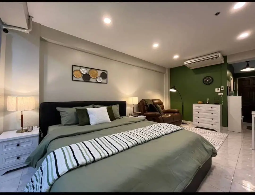 Studio for sale at Rimhaad Condominium at Chonburi has the following facilities: Swimming pool, Gym, Security, Car park and Concierge.