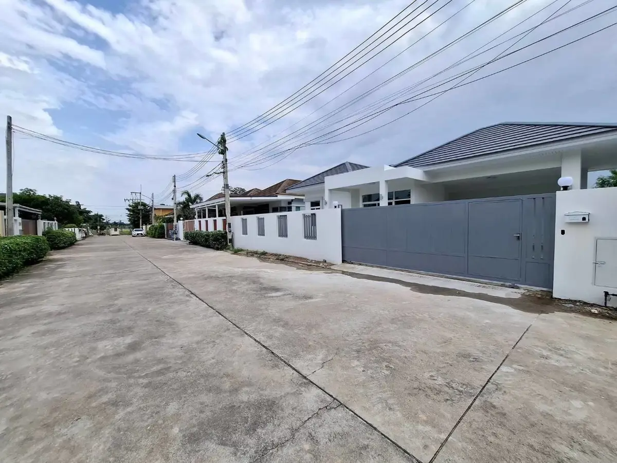 Maneeya Village, Chaiyaphruek 2 -3 Bedroom for rent