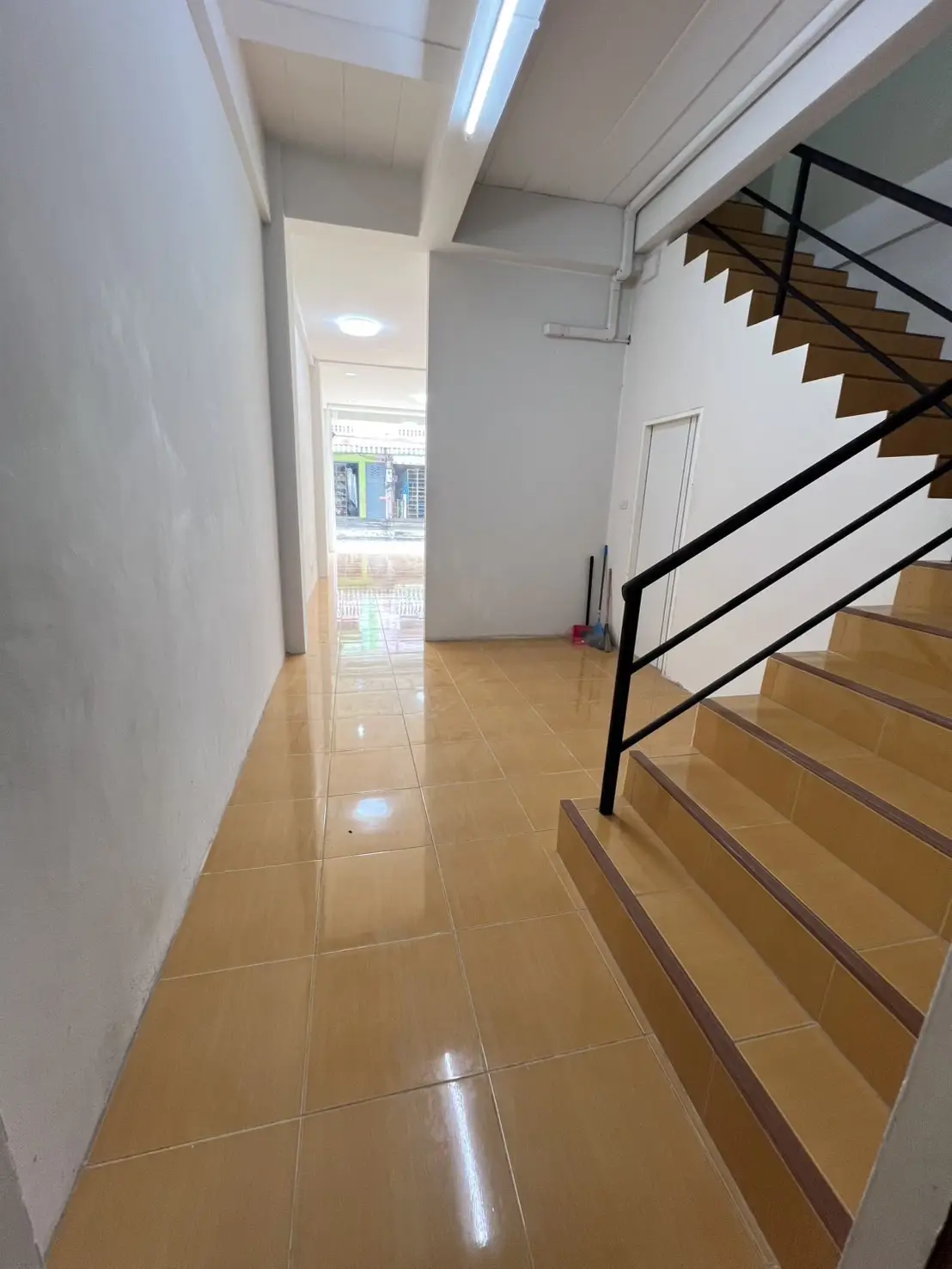 3-storey shophouse at the entrance of Soi Khao Noi