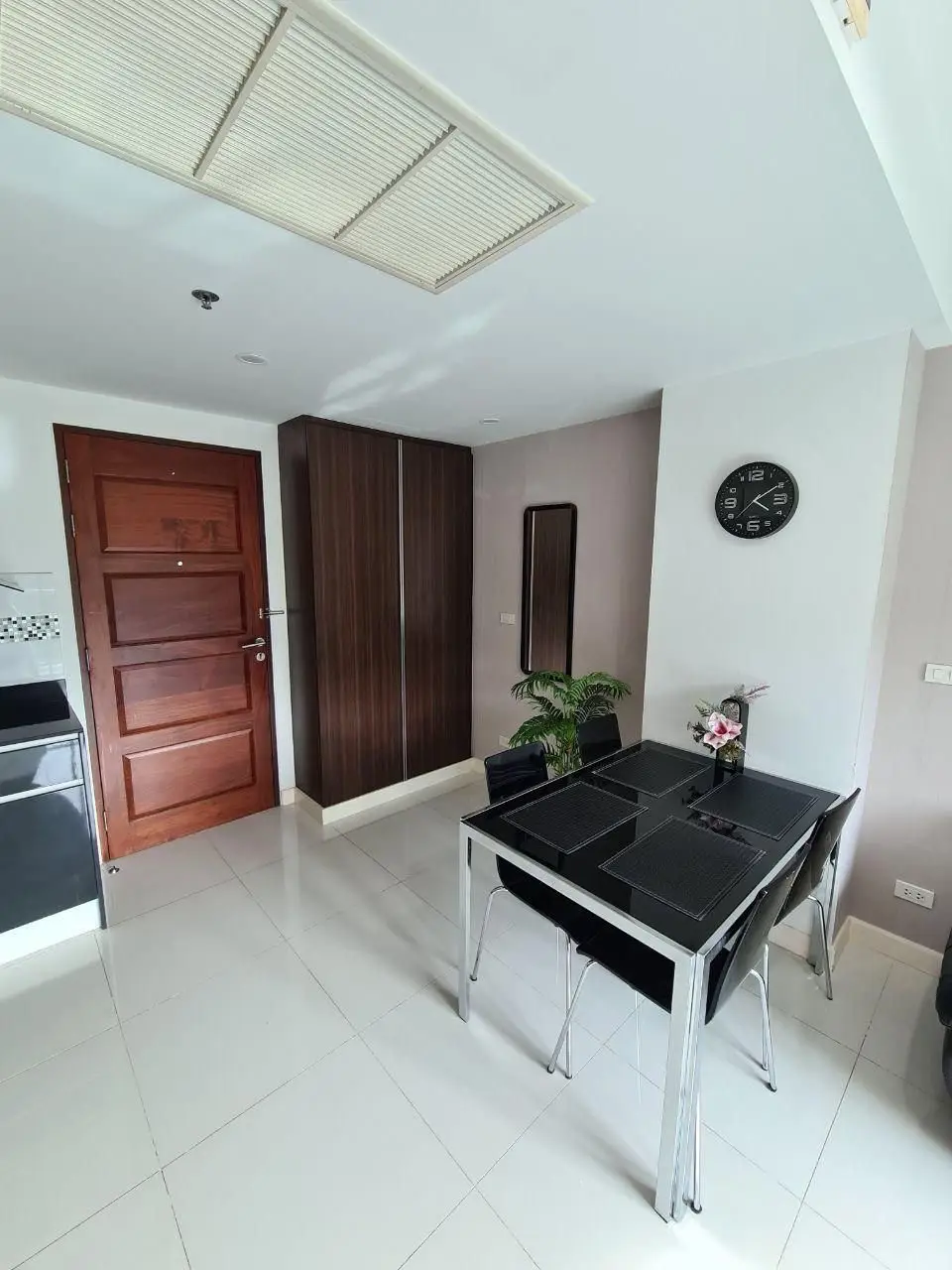 Axis Pattaya  2 bed Condo offers a new experience of serenity. The project is situated in the upper class business district, with tourist attractions,  Central Festival Pattaya Beach,