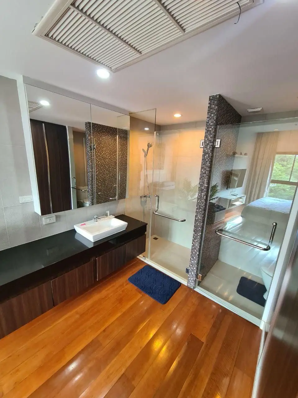 Axis Pattaya  2 bed Condo offers a new experience of serenity. The project is situated in the upper class business district, with tourist attractions,  Central Festival Pattaya Beach,