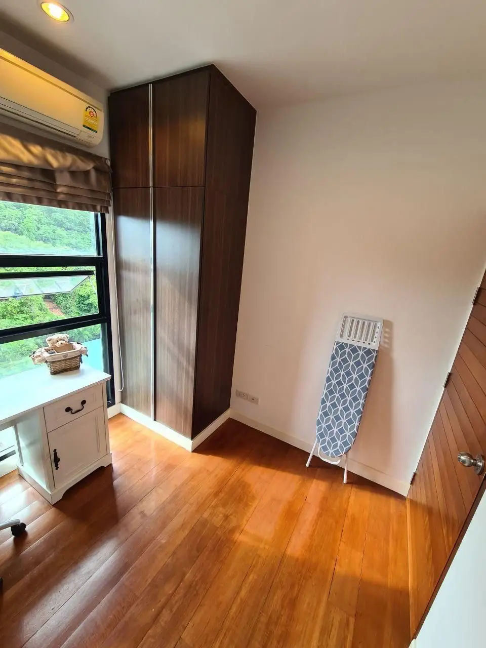 Axis Pattaya  2 bed Condo offers a new experience of serenity. The project is situated in the upper class business district, with tourist attractions,  Central Festival Pattaya Beach,