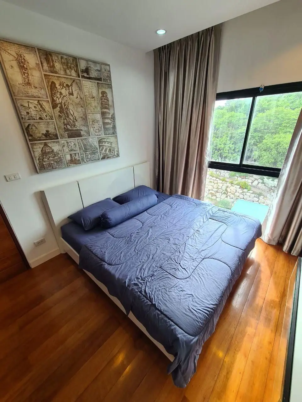 Axis Pattaya  2 bed Condo offers a new experience of serenity. The project is situated in the upper class business district, with tourist attractions,  Central Festival Pattaya Beach,