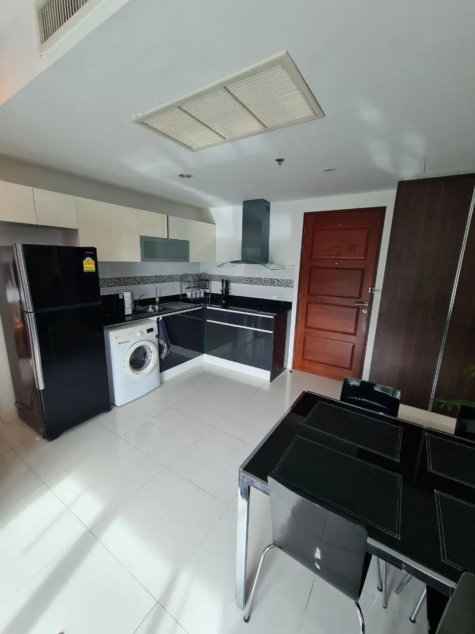 Axis Pattaya  2 bed Condo offers a new experience of serenity. The project is situated in the upper class business district, with tourist attractions,  Central Festival Pattaya Beach,