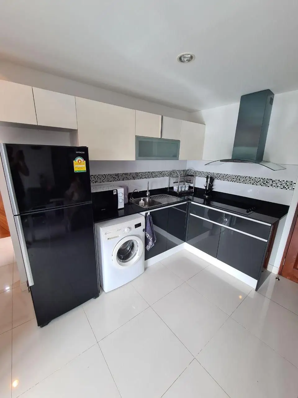 Axis Pattaya  2 bed Condo offers a new experience of serenity. The project is situated in the upper class business district, with tourist attractions,  Central Festival Pattaya Beach,