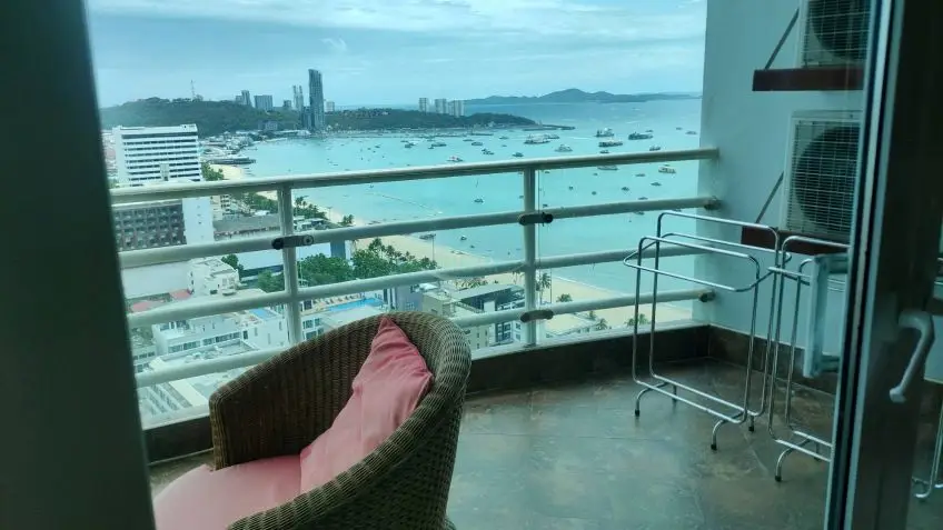 Pattaya View Talay 6 Condominium sea-view balcony