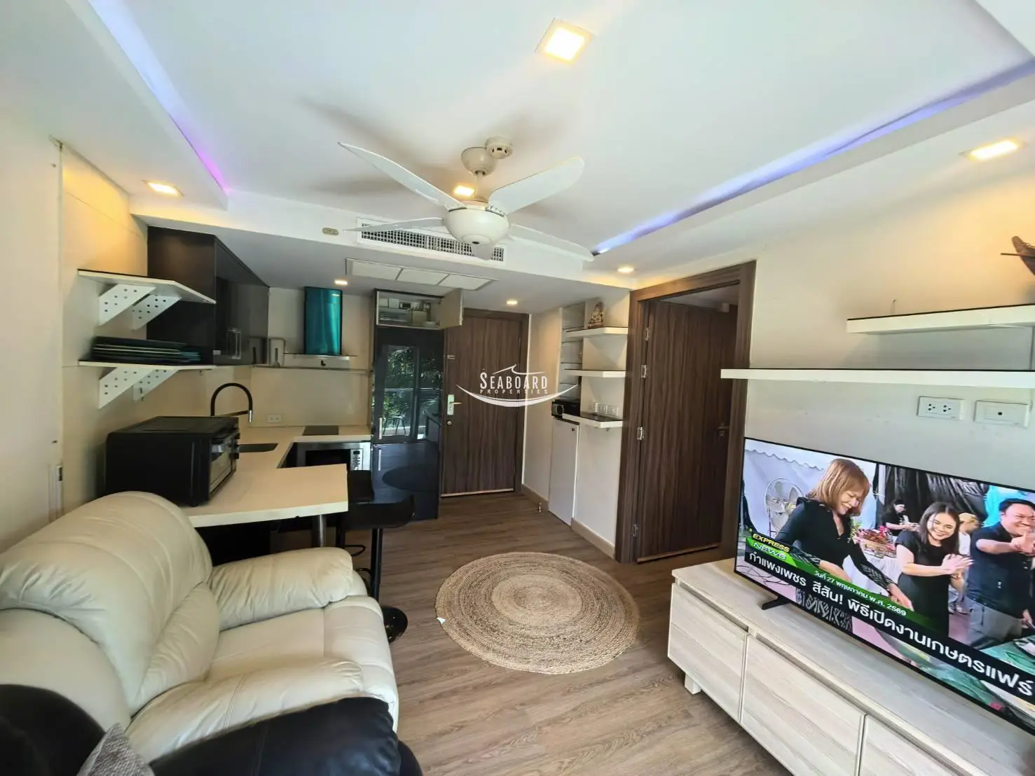 Spacious Living Area with Modern Decor