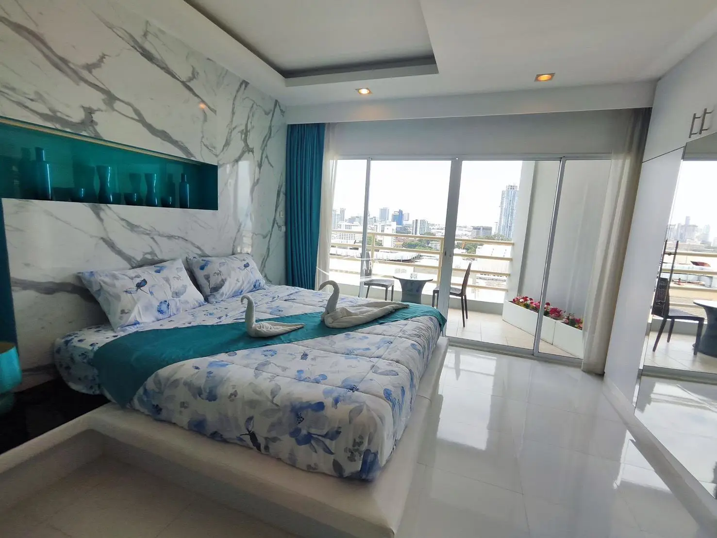 Spacious room with a cozy atmosphere