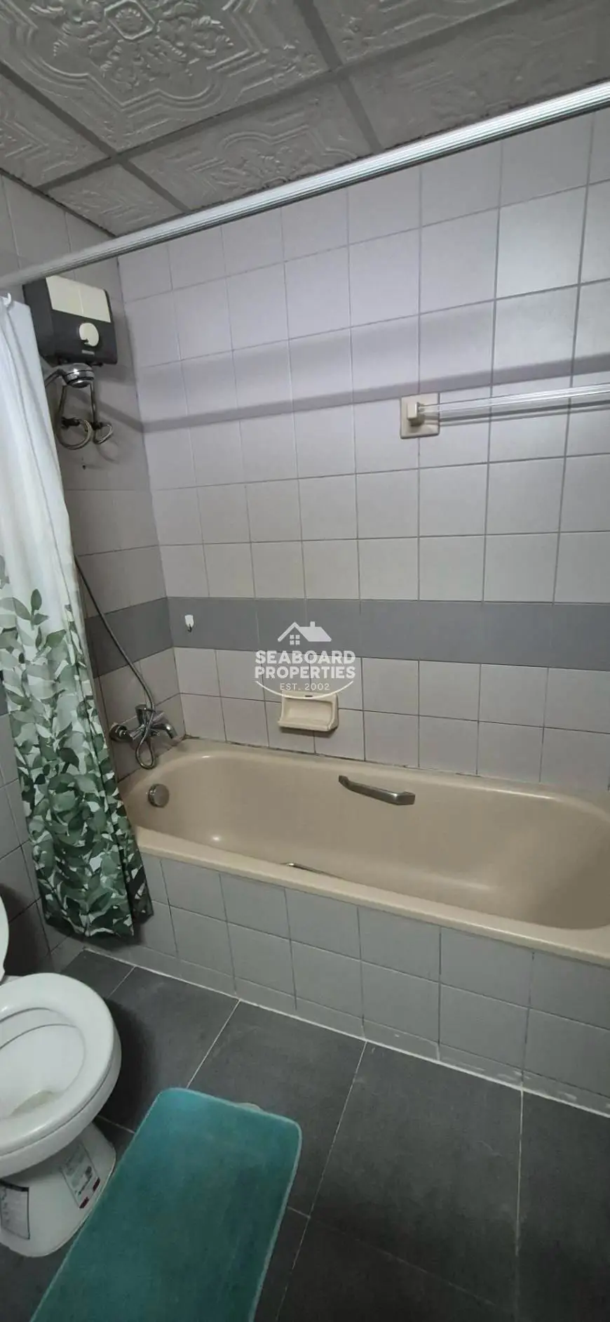 Jomtien Complex Condominium En-Suite Bathroom & Bathtub Facilities