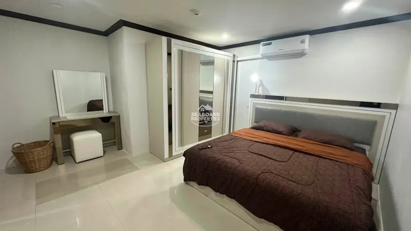 Royal Hill Resort - Cozy Bedroom & Built-in Wardrobe - Seaboard Properties Pattaya