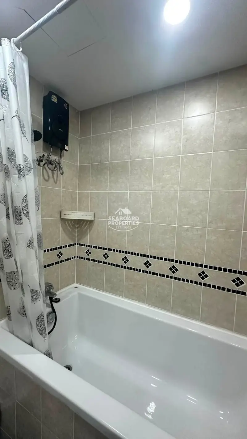 Royal Hill Resort - Bathroom with Bathtub - Seaboard Properties Pattaya