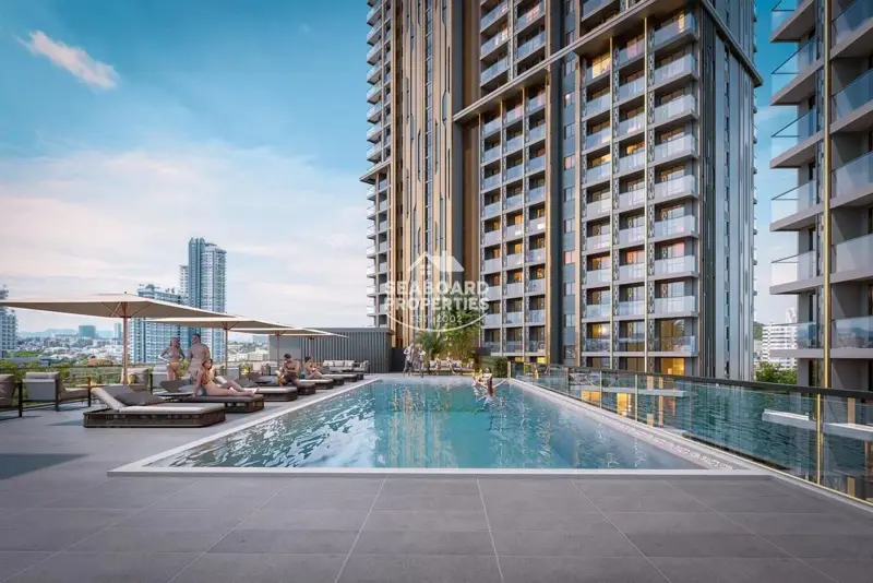 Grand Bay View Central Pattaya - Communal Outdoor Swimming Pool & Lounge Area