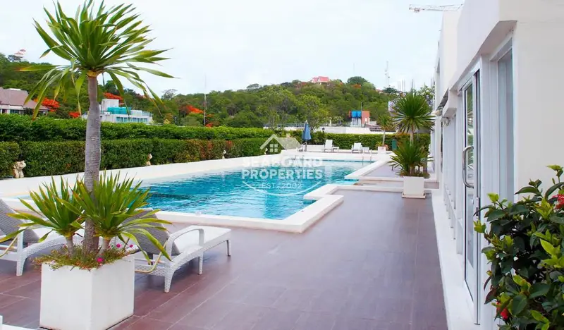 Hyde Park Residence 2 Condominium Rooftop Pool & Tropical Landscaping