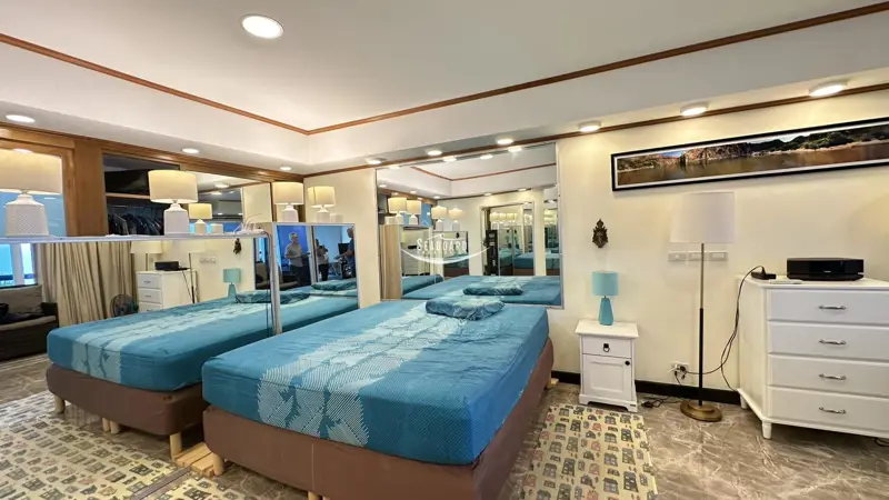 Jomtien Plaza Condotel Beachfront 