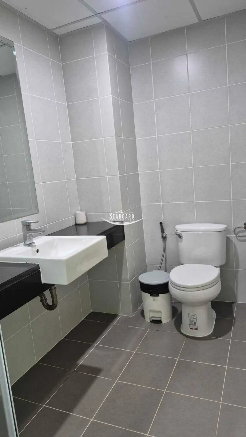 Sleek Contemporary Bathroom with Stylish Fixtures