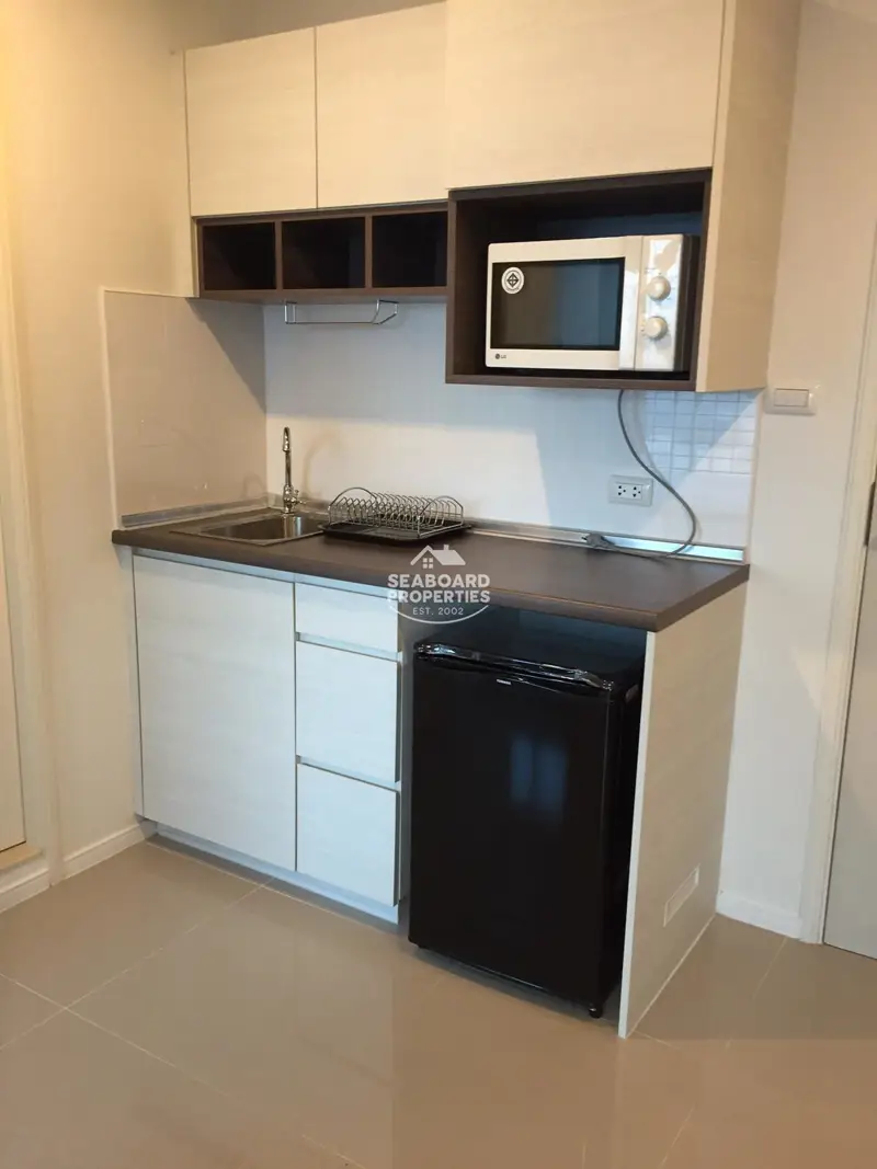 Lumpini Park Beach Condominium Jomtien - Modern Fitted Kitchenette Area