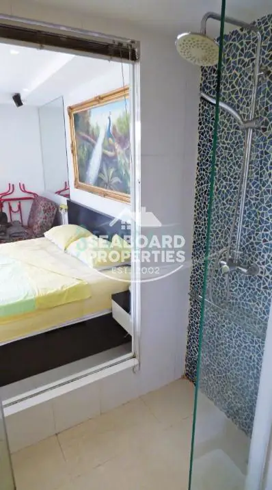 Novana Residence Pattaya Modern Bathroom Walk-In Glass Shower Enclosure